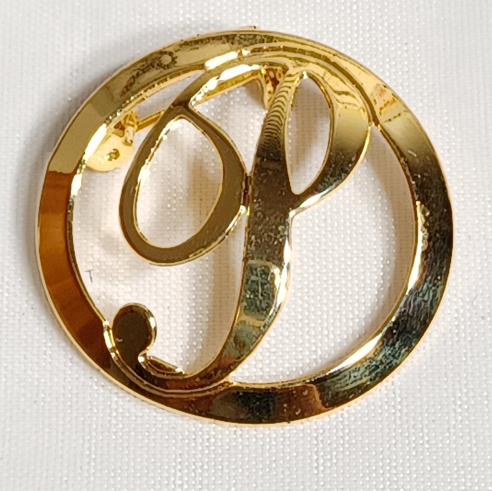 Cursive Letter "P" Circle Brooch